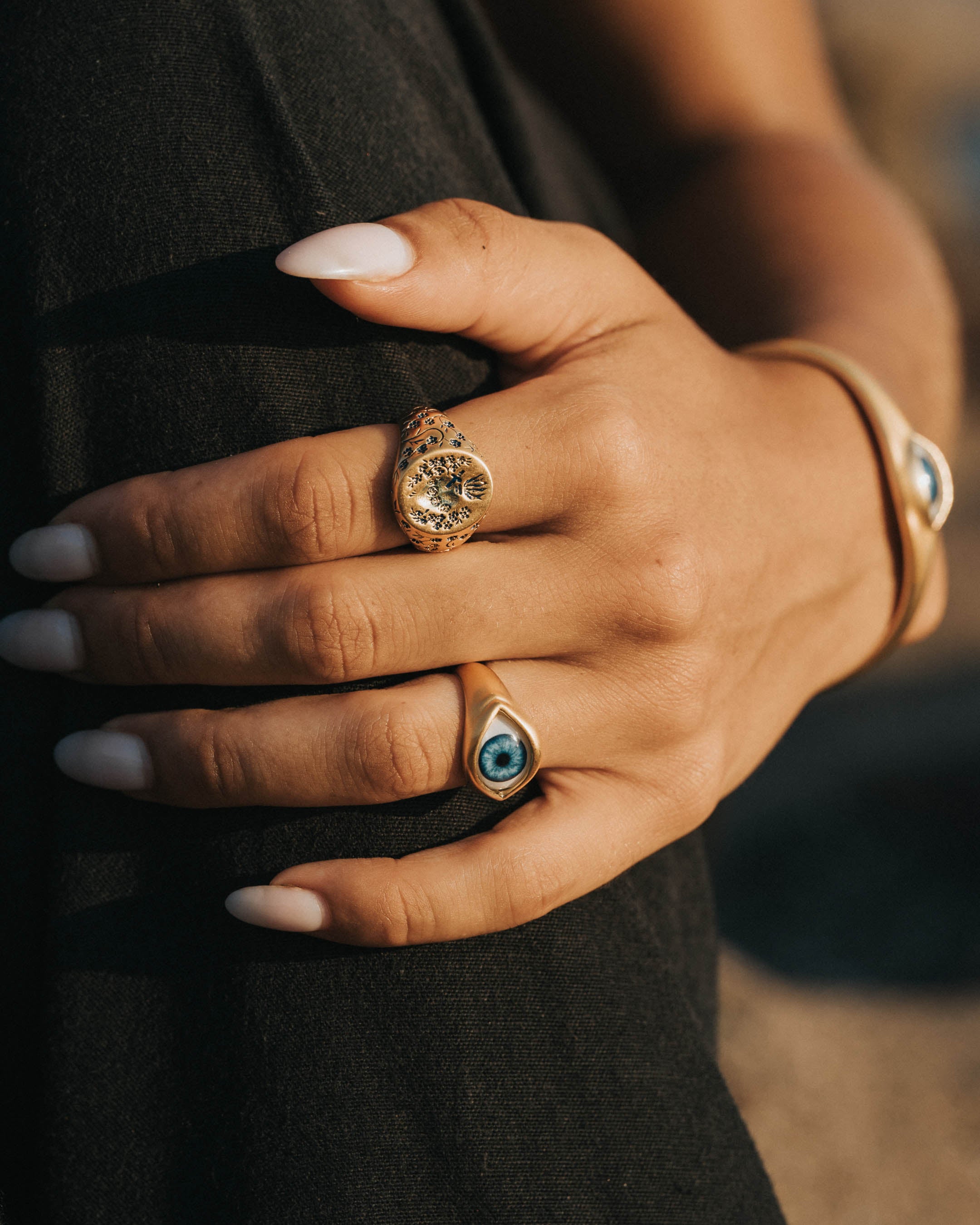 BLUE HEART SIGNET RING IN GOLD