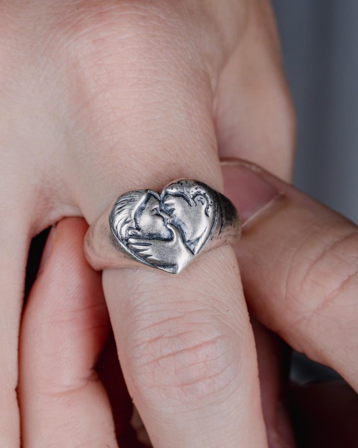 KISSING COUPLE RING IN SILVER