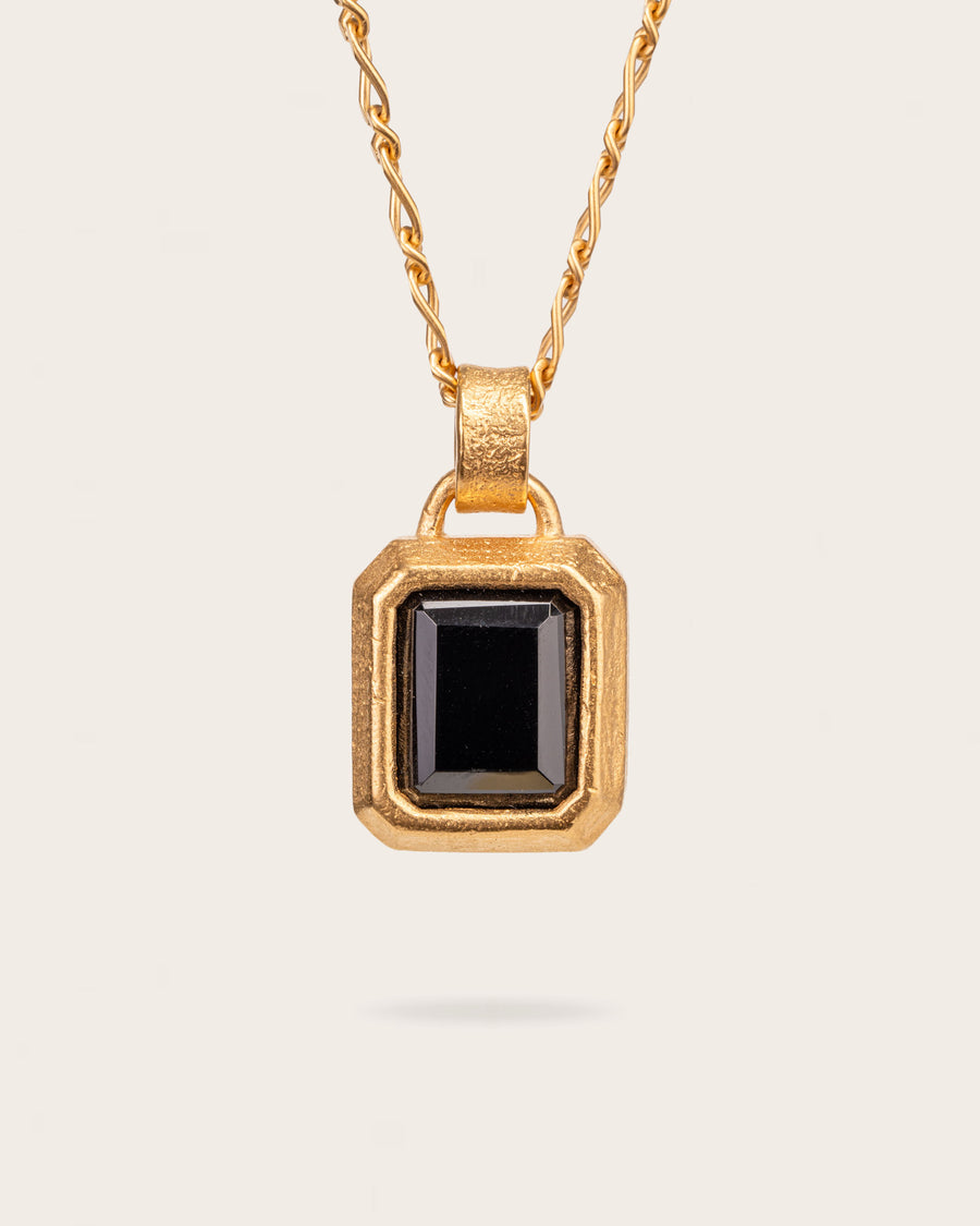 BLACK GEMSTONE PENDANT IN GOLD