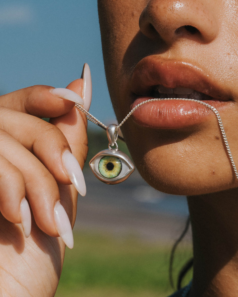 GREEN EYE PENDANT IN SILVER
