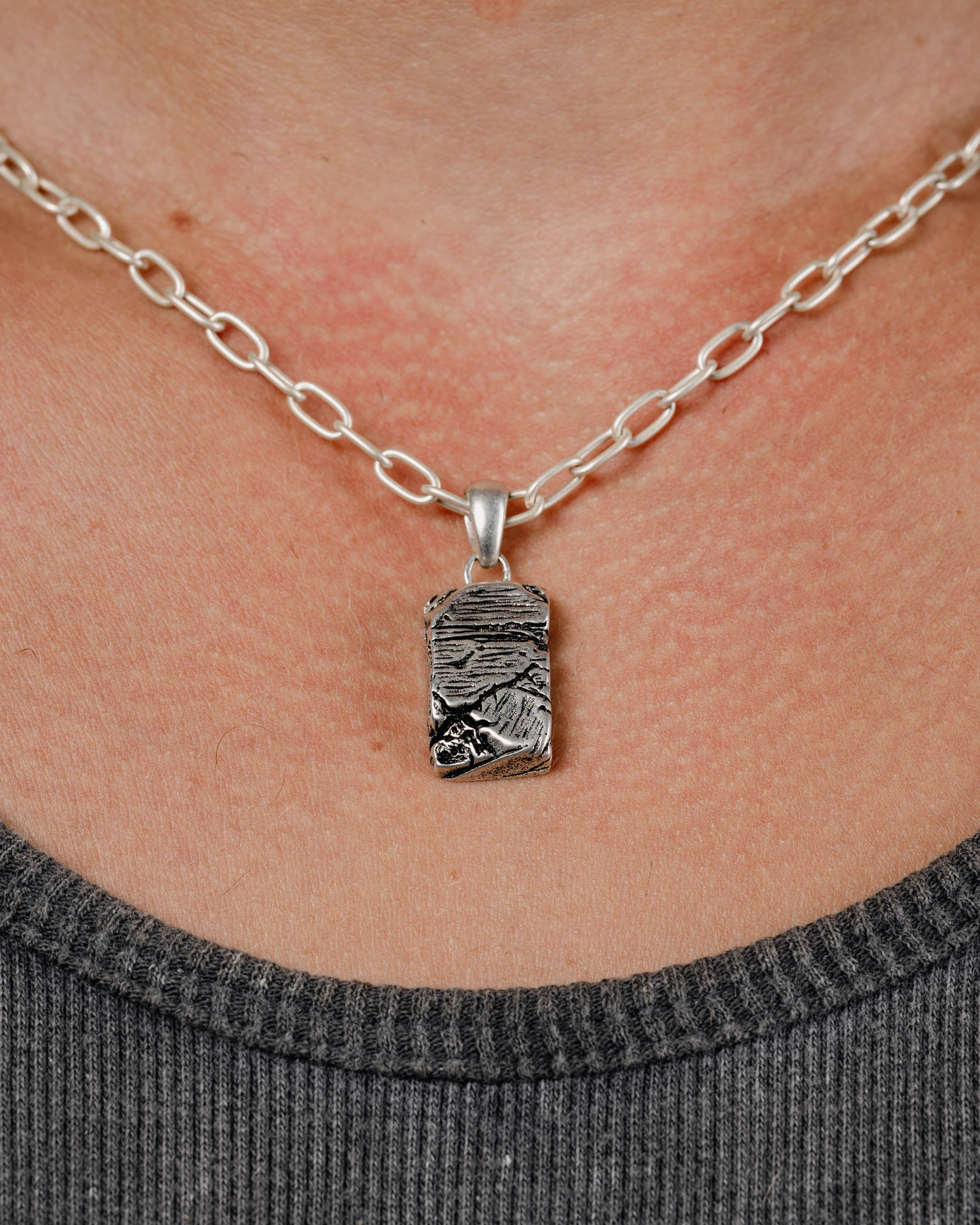 CRACKED NECKLACE IN SILVER