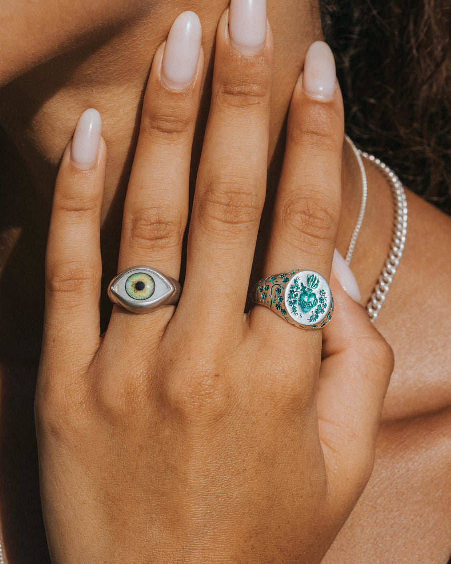 GREEN HEART SIGNET RING IN SILVER