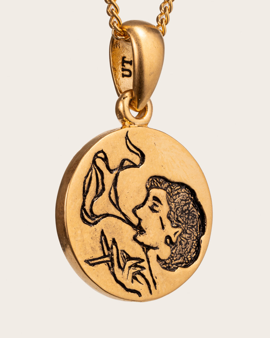 SMOKING GIRL PENDANT IN GOLD