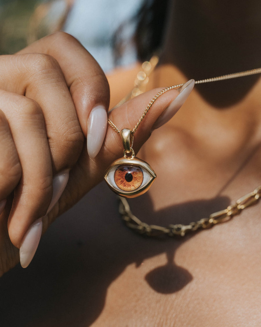 BROWN EYE PENDANT IN GOLD