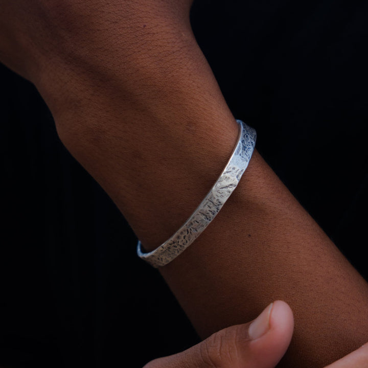 HAMMERED OXIDED CUFF IN SILVER