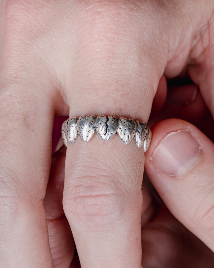 BROKEN HEART BAND RING IN SILVER