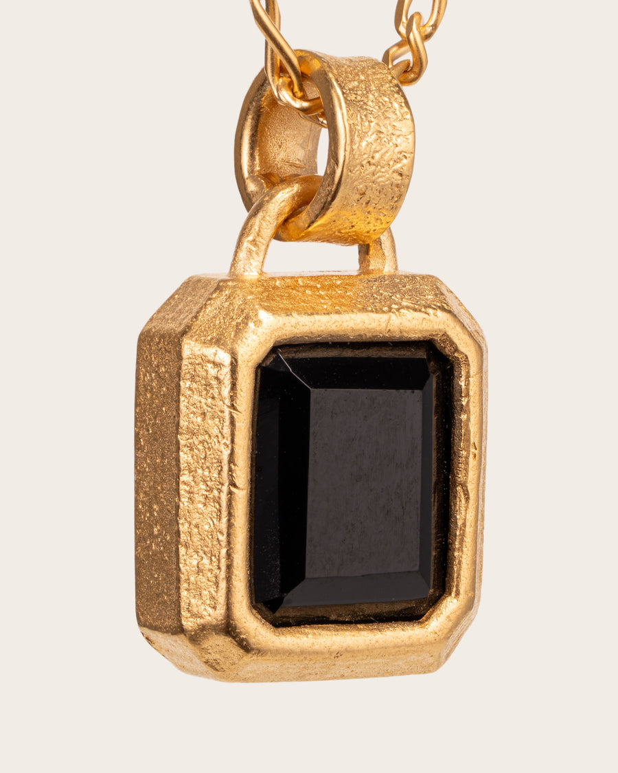 BLACK GEMSTONE PENDANT IN GOLD