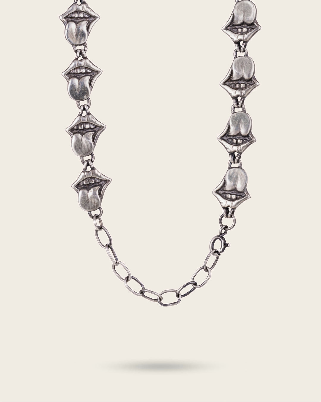 TONGUE NECKCHAIN IN SILVER