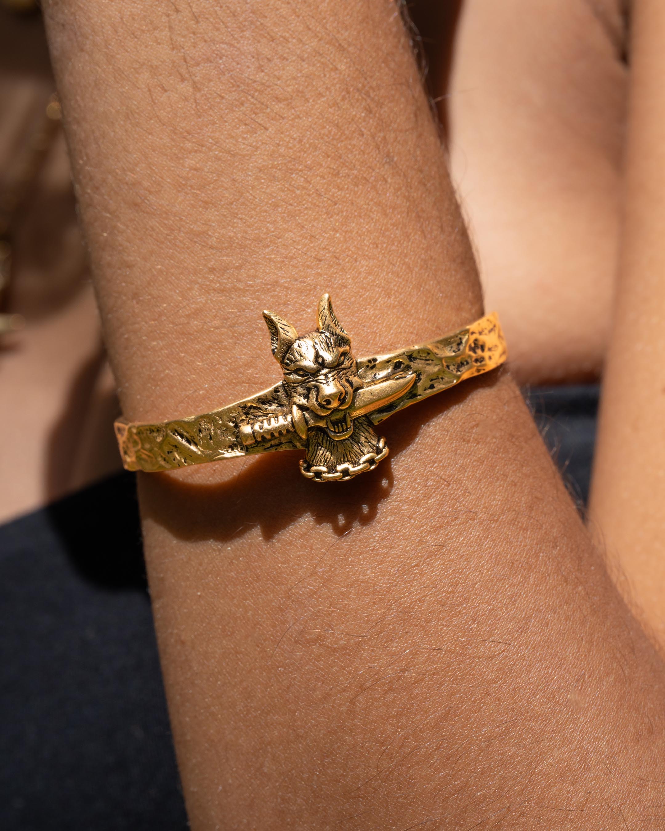 DOG & DAGGER CUFF IN GOLD