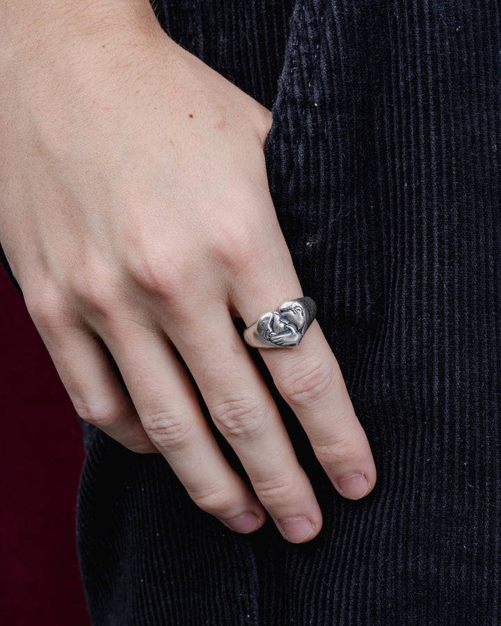 KISSING COUPLE RING IN SILVER