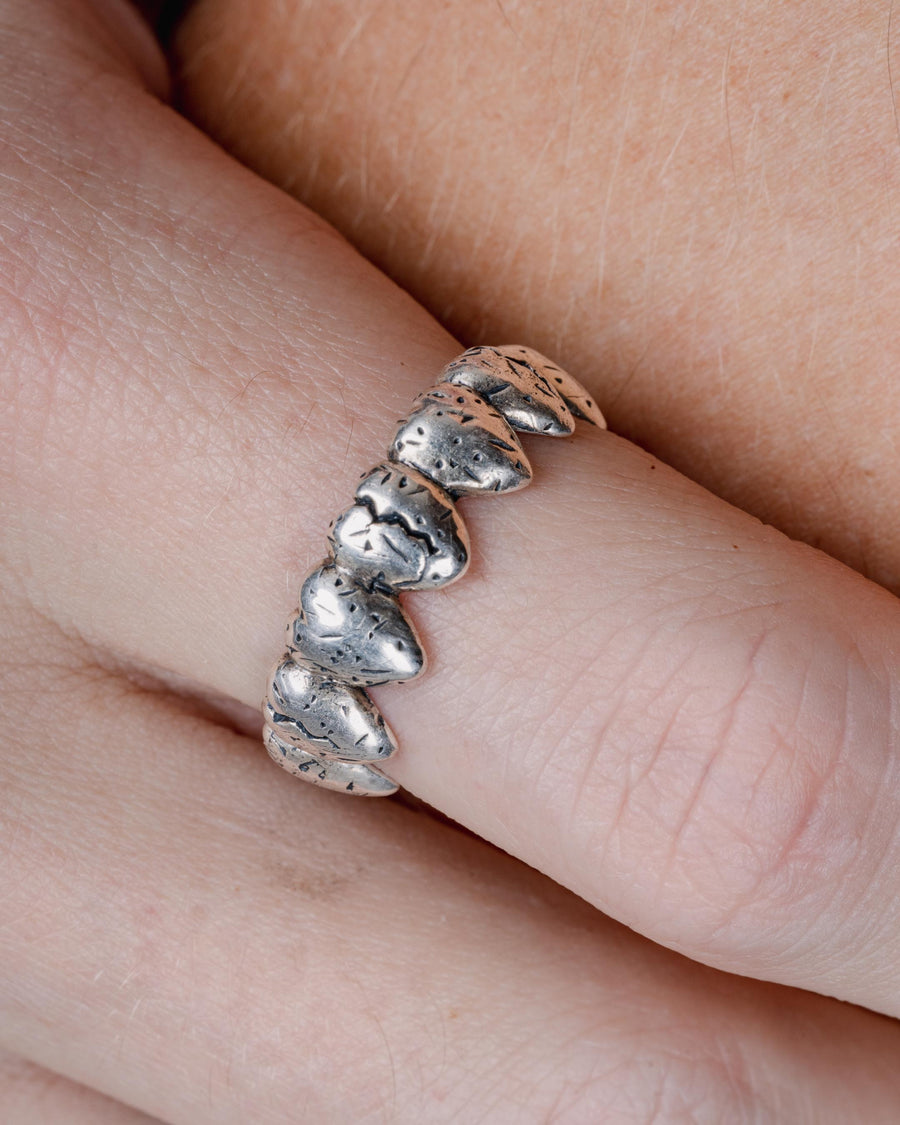 BROKEN HEART BAND RING IN SILVER