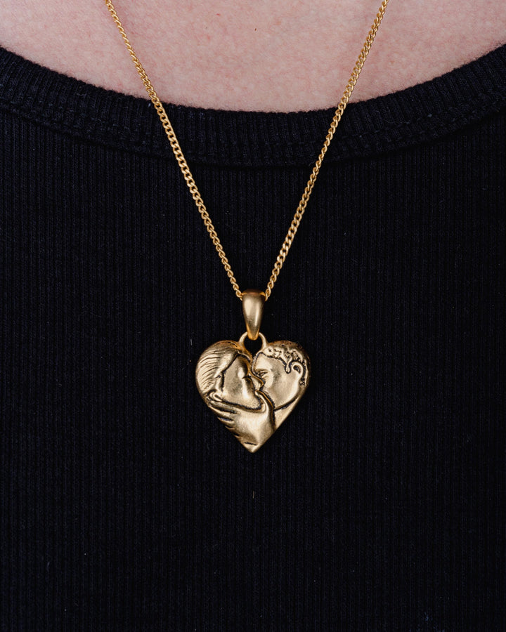 KISSING COUPLE PENDANT IN GOLD