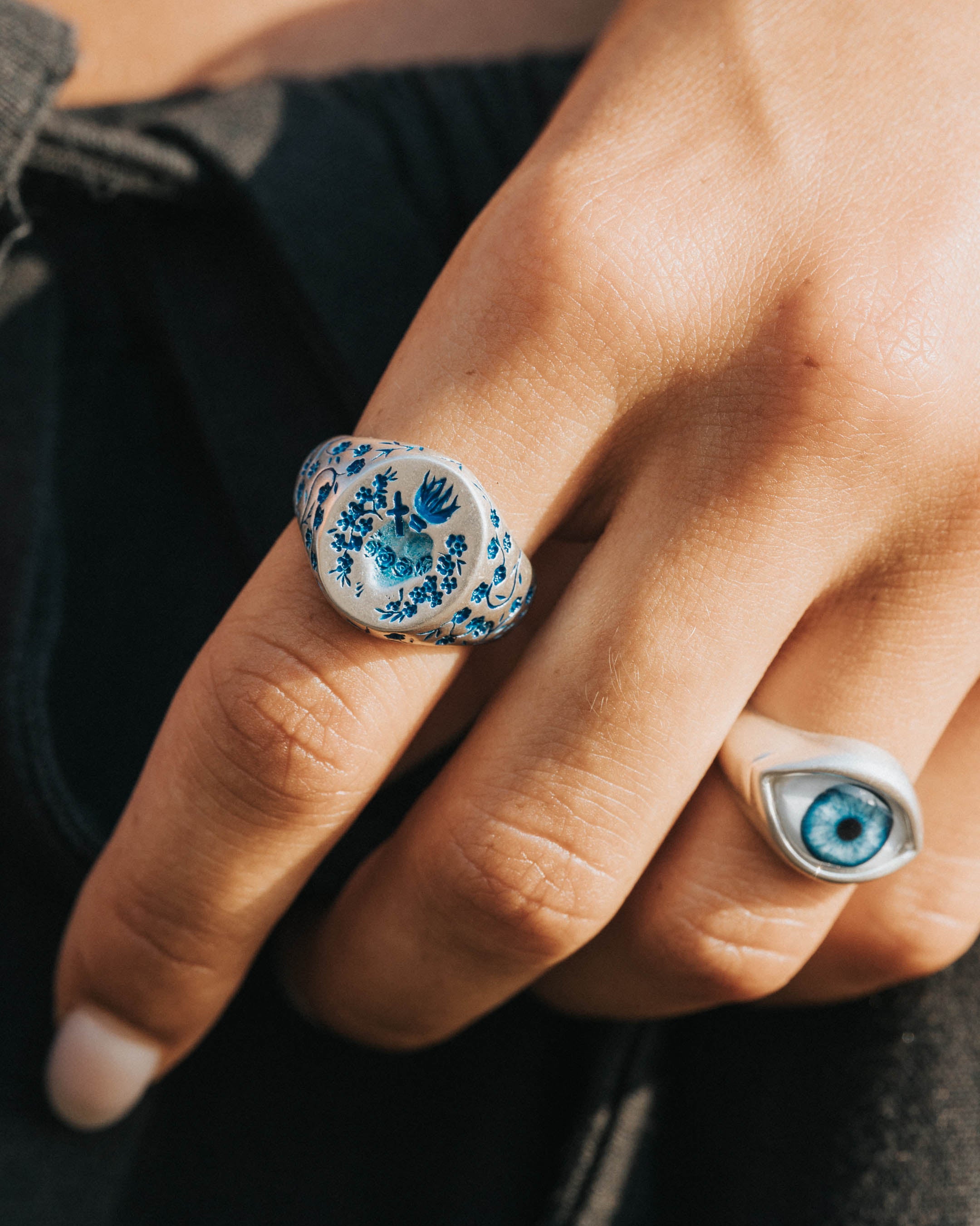 BLUE HEART SIGNET RING IN SILVER