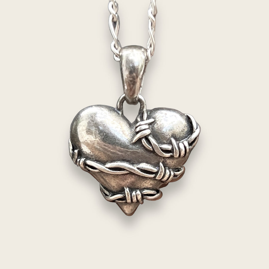 BARBWIRE HEART NECKLACE IN SILVER