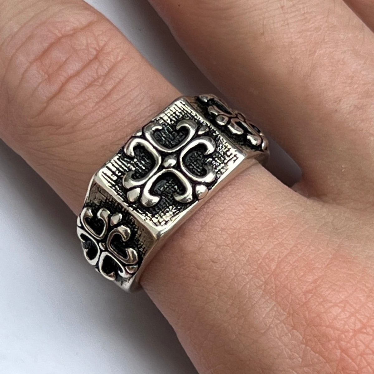 VINTAGE CROSS RING IN SILVER