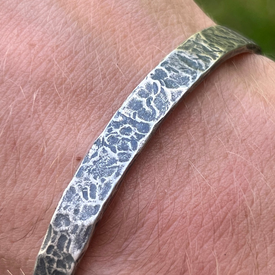 HAMMERED OXIDED CUFF IN SILVER
