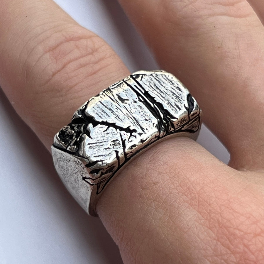 CRACKED RING IN SILVER