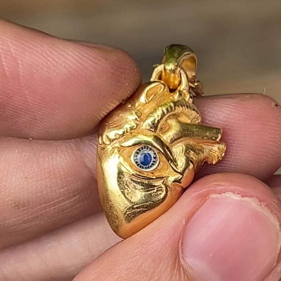 EYE HEART PENDANT WITH BLUE STONE IN GOLD