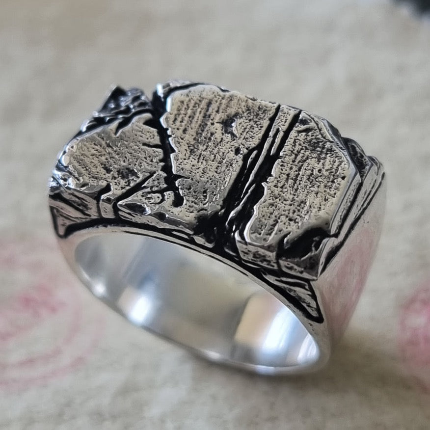 CRACKED RING IN SILVER