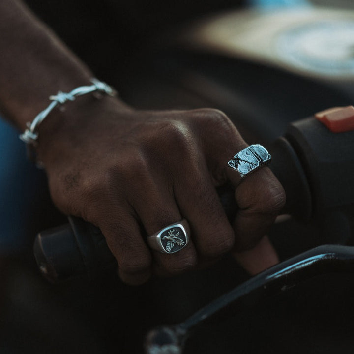 CRACKED RING IN SILVER