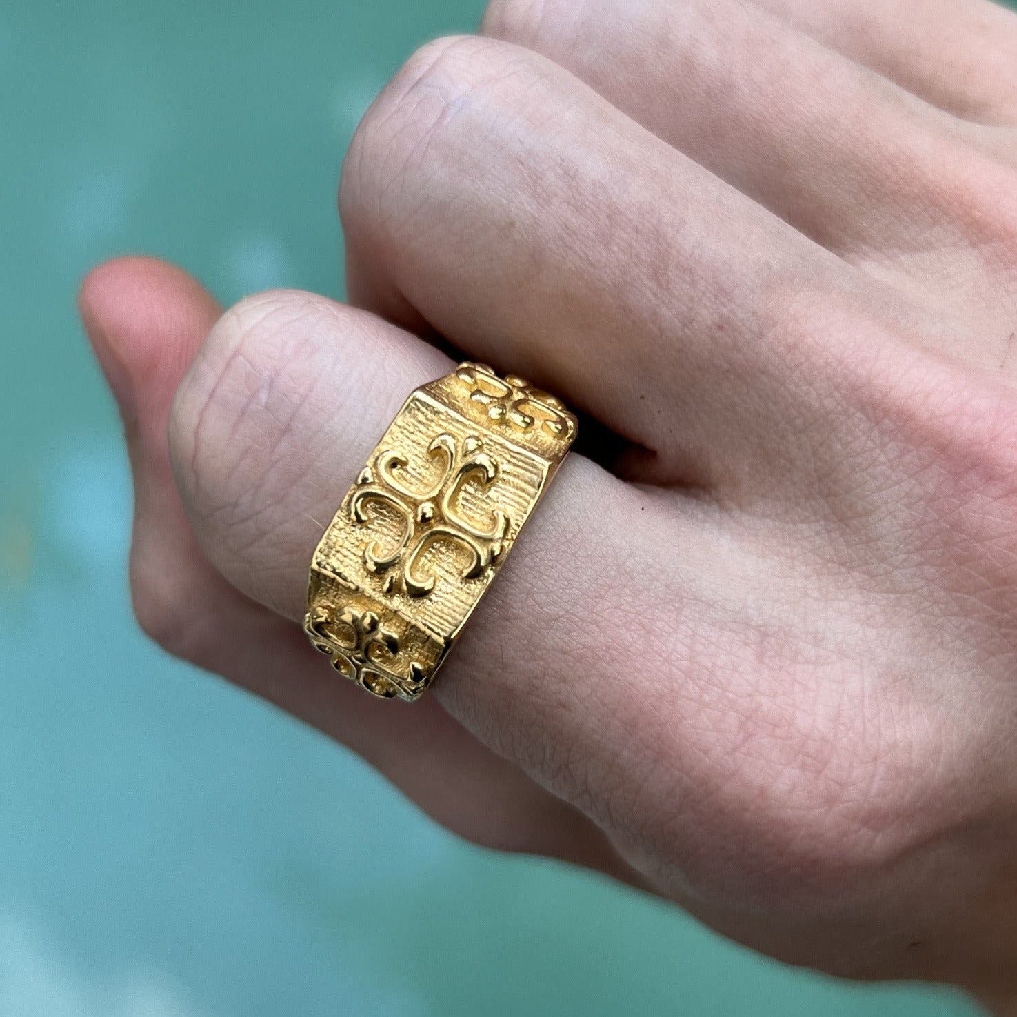 VINTAGE CROSS RING IN GOLD