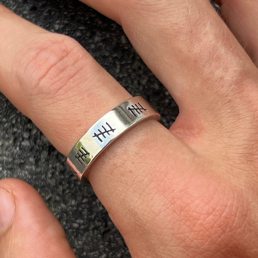 5 LIVES BAND RING IN SILVER
