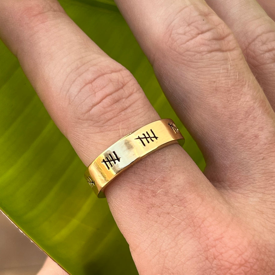5 LIVES BAND RING IN GOLD